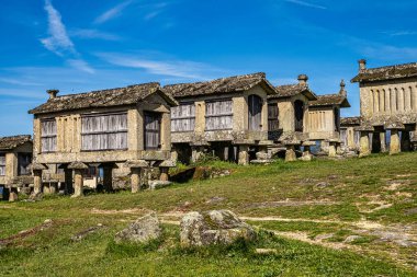 Portekiz 'in kuzeyindeki Lindoso, Peneda Ulusal Parkı' ndaki espigueiros adlı toplumsal tahıl ambarlarının manzarası