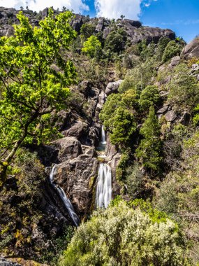 Güzel Arado Şelalesi, Cascata do Arado Kuzey Portekiz 'deki Peneda Geres Ulusal Parkı' nda.