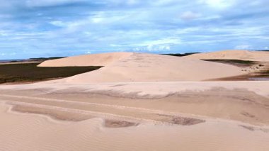 Ilha do Caju 'da Dunas do Mouro, Ilha das Canarias, Brezilya. Delta do Parnaiba ve Delta das Americas. Yeşillik doğa ve kum tepeleri.