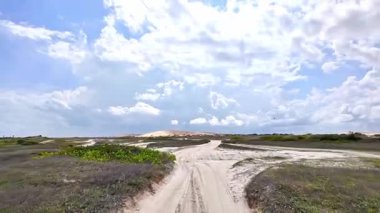 Brezilya 'daki Jericoacoara' daki Amancio gölüne at arabası turu. Ceara 'nın Kumulları