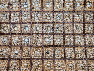 Faro, Portekiz - 16 Şubat 2025: Capela Dos Ossos, Portekiz 'deki Algarve' de Faro 'da Igreja do Carmo' nun yanındaki Bones şapeli. Eski duvar mezarları ve mezarları ürkütücü kemikleri ve ölü karmelit rahiplerin kafataslarıyla dolu..