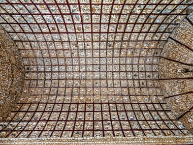 Faro, Portekiz - 16 Şubat 2025: Capela Dos Ossos, Portekiz 'deki Algarve' de Faro 'da Igreja do Carmo' nun yanındaki Bones şapeli. Eski duvar mezarları ve mezarları ürkütücü kemikleri ve ölü karmelit rahiplerin kafataslarıyla dolu..