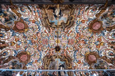 Setubal, Portekiz - 28 Şubat 2025: Portekiz 'in Setubal şehrinde Kutsal Vücut Evi' nin azulejos adı verilen kobalt mavisi fayanslarla dekore edilmiş duvarlar