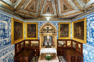 Nazare, Portekiz - Mar 08, 2025: Santuario de Nossa da Nazare 'de iç mekan ve muhteşem azulejo fayansları, leydimizin mabedi. Portekiz 'de Naziler