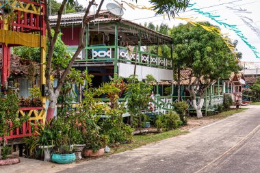 Brezilya 'nın Marajo Adası' ndaki Pesqueiro, Soure 'de balkonları olan renkli doğal çerçeveli evler..