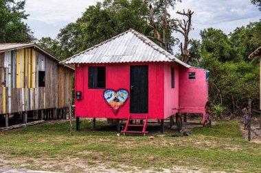 Brezilya 'nın Marajo Adası' ndaki Pesqueiro, Soure 'de balkonları olan renkli doğal çerçeveli evler..
