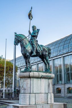 I. Otto 'nun Wittelsbach heykeli. Münih, Bavyera, Almanya 'daki Bavyera başbakanlık binasının önünde yer almaktadır..