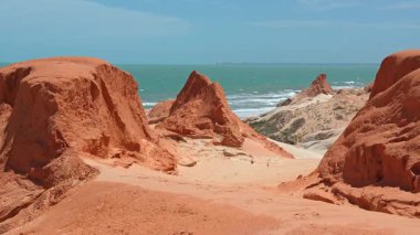 Brezilya 'nın Ceara eyaletindeki Canoa Quebrada Sahili' ndeki kaya oluşumları.