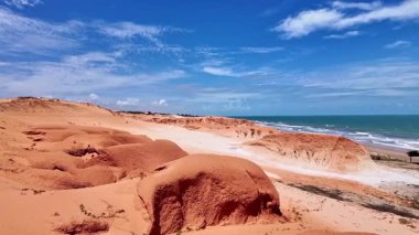 Brezilya 'nın Ceara eyaletindeki Canoa Quebrada Sahili' ndeki kaya oluşumları.