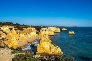 Praia da Marinha Sahili, Yedi Asılı Vadi Yolu 'ndaki kayalıkların ve kayalıkların arasında Percurso dos Sete Vales Suspensos. Algarve, Portekiz