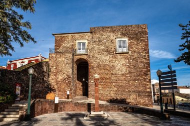 Portekiz 'in başkenti Silves' teki Torreao das Portas da Cidade 'de bulunan şehir kapısı binası. Ortaçağ Silve Kalesi 'nin ana girişi.