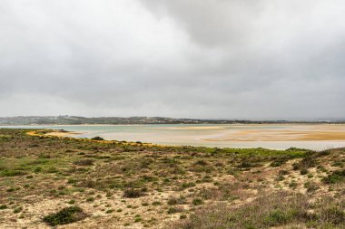 Tahta yollar Alvor, Portimao, Algarve, Portekiz, Avrupa 'daki ünlü Tres Irmaos sahillerinde suya çıkar. Praia dos Tres Irmaos.