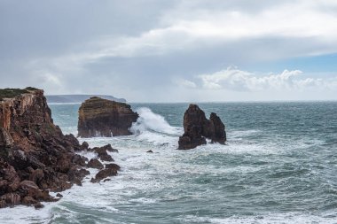 Okyanus manzarası ve mavi gökyüzü, Aljezur 'da Pontal da Carrapateira, Portekiz' de Algarve.
