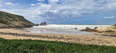 Alentejo 'daki güzel plaj. Zambujeira sahilinde Zambujeira do mar, Portekiz 'de Alentejo.