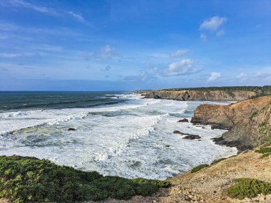 Praia De Ohexe Sahili, Portekiz Atlantik Okyanusu. Rota Vicentina 'yı gezdiriyorum. Balıkçı Patikası. Wild and Rugged Beaches 'ın kıyı şeridi. Uçurum Kenar Yollarını Dar