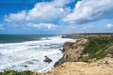 Praia De Ohexe Sahili, Portekiz Atlantik Okyanusu. Rota Vicentina 'yı gezdiriyorum. Balıkçı Patikası. Wild and Rugged Beaches 'ın kıyı şeridi. Uçurum Kenar Yollarını Dar