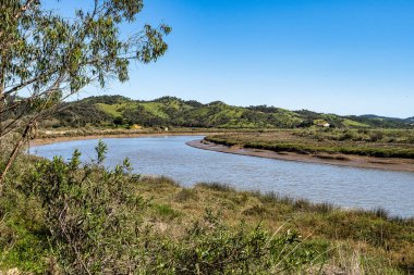 Troviscais 'den Mira Nehri' ne, Atlantik Okyanusu 'na akan Troviscais, Vicentine Coast Natural Park, Portekiz, Rota Vicentina Sahili. Balıkçı Patikası
