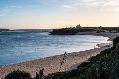 Portekiz 'in Vila Nova de Milfontes şehrinde Praia do Farol, Mira Nehri' nin kuzey kıyısında yer alır..