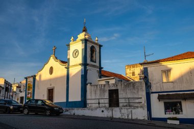 Mavi ve beyaz kilise Igreja de Nossa Senhora da Graca in Vila Nova de Milfontes, Avrupa 'da Portekiz