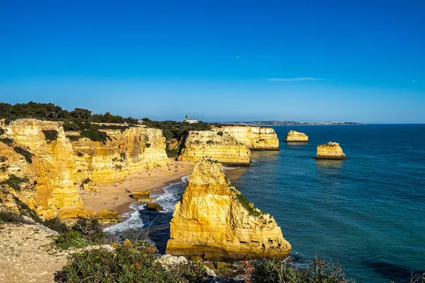 Praia da Marinha Sahili, Yedi Asılı Vadi Yolu 'ndaki kayalıkların ve kayalıkların arasında Percurso dos Sete Vales Suspensos. Algarve, Portekiz