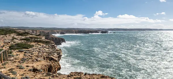 Okyanus manzarası ve mavi gökyüzü, Aljezur 'da Pontal da Carrapateira, Portekiz' de Algarve.