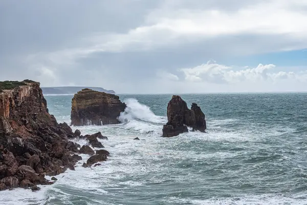 Okyanus manzarası ve mavi gökyüzü, Aljezur 'da Pontal da Carrapateira, Portekiz' de Algarve.