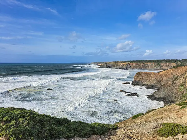 Praia De Ohexe Sahili, Portekiz Atlantik Okyanusu. Rota Vicentina 'yı gezdiriyorum. Balıkçı Patikası. Wild and Rugged Beaches 'ın kıyı şeridi. Uçurum Kenar Yollarını Dar