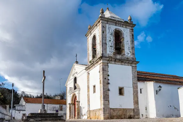 Şatonun Aziz Mary Kilisesi 'nin cephesi, Portekiz' in Lizbon kıyısındaki Alcacer do Sal
