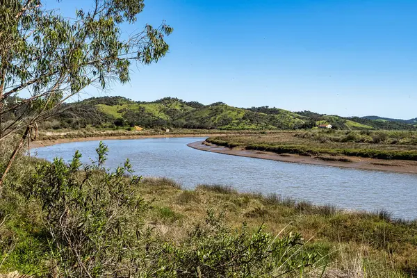 Troviscais 'den Mira Nehri' ne, Atlantik Okyanusu 'na akan Troviscais, Vicentine Coast Natural Park, Portekiz, Rota Vicentina Sahili. Balıkçı Patikası