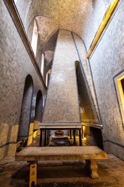 Alcobaca, Portekiz - Mar 08, 2025: Alcobaca manastırının mutfağı, Alcobaca, Portekiz 'deki Mosteiro de Santa Maria de Alcobaca. Rahiplerin birlikte yemek pişirdiği büyük gotik bir oda. Manastırın içinde..