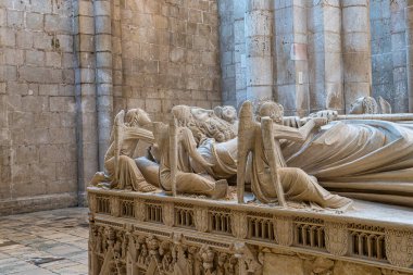 Alcobaca, Portekiz - Mar 08, 2025: Portekiz 'in Alcobaca kentinde bulunan Ortaçağ Katolik Manastırı' nda Kral I. Pedro 'nun mezarı