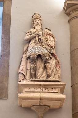 Alcobaca, Portekiz - Mar 08, 2025: The Hall of the Kings at Alcobaca manastırı, Mosteiro de Santa Maria de Alcobaca, Portekiz. Portekiz krallarının heykellerinin olduğu büyük gotik bir oda.