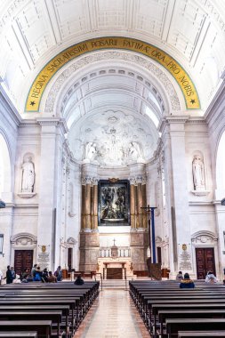 Fatima, Portekiz - 10 Aralık 2025: Fatima, Portekiz Sığınağı. Meryem Ana 'nın Bazilikası. Katolikler için en önemli Marian tapınaklarından ve kutsal mekânlardan biri.