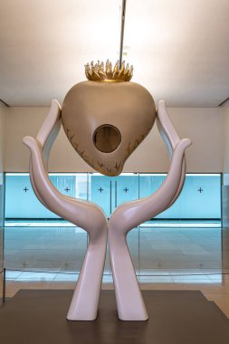 Fatima, Portekiz - 10 Aralık 2025: Portekiz 'in Fatima şehrindeki En Kutsal Üçlemenin Modern Küçük Bazilikası. Sunağın, koridorların ve sıraların üzerinden bak. Fatima hacılar için büyük bir Marian tapınağıdır.