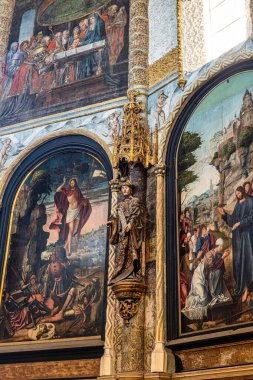 Tomar, Portekiz - 12 Mart 2025: İsa Manastırı 'nın Charola' sı, görkemli Tapınak Şövalyeleri mimarisi, yuvarlak kilise sunağı, tablolar ve çok tuhaf süsler, Tomar Portekiz