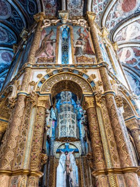 Tomar, Portekiz - 12 Mart 2025: İsa Manastırı 'nın Charola' sı, görkemli Tapınak Şövalyeleri mimarisi, yuvarlak kilise sunağı, tablolar ve çok tuhaf süsler, Tomar Portekiz