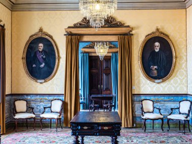 Coimbra, Portekiz - 14 Mart 2025: Kraliyet Sarayı Cephaneliği, Sala das Armas Portekiz Coimbra Üniversitesi