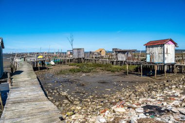 Portekiz, Carrasqueira 'da geleneksel balıkçılar ahşap döverler. Carrasqueira, Alcacer do Sal, Setubal, Portekiz 'deki Sado Nehri kıyısındaki Stilt Piers veya Cais Palafitico
