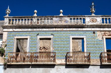 Portekiz, Avrupa 'da güzel dar sokaklar, beyaz evler ve Alcacer' in cepheleri Sal 'i yapar.