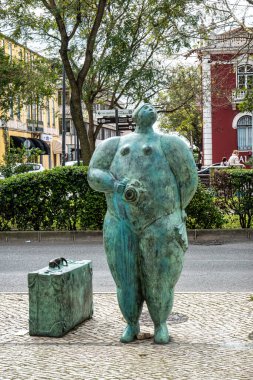 Bavullu kız, Joao Duarte 'nin bronz heykeli, 2017' de Avenida Luisa Todi 'ye yerleştirildi, Portekiz' in eski Setubal kasabasının girişinde.