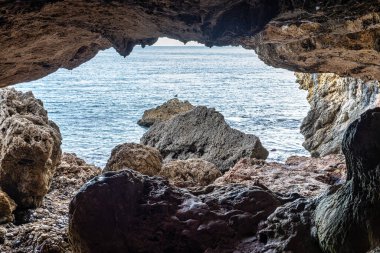 Lapa de Santa Margarida 'nın karanlık iç mekanı Arrabida' da, Setubal Portekiz 'de. Kendiliğinden ibadet eden küçük bir mabet.