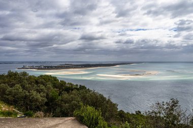 Portekiz 'deki Troia Yarımadası veya Troia Doğa Koruma Alanı Sado Estuary doğal parkının bir parçasıdır. Atlantik Okyanusu ve gök mavisi göl. Popüler turizm merkezleri, uzun kumlu plajları olan tatil beldeleri