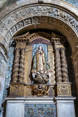 Coimbra, Portekiz - 14 Aralık 2025: Coimbra Eski Katedrali 'nin İçi, Se Velha Coimbra, Portekiz. Bir Roma Katolik kilisesi 12. yüzyılda başladı..