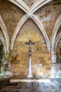 Coimbra, Portekiz - 14 Aralık 2025: Coimbra Eski Katedrali 'nin İçi, Se Velha Coimbra, Portekiz. Bir Roma Katolik kilisesi 12. yüzyılda başladı..