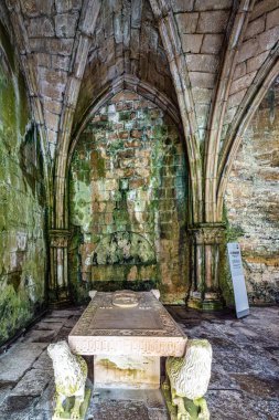 Coimbra, Portekiz - 14 Aralık 2025: Eski Coimbra Katedrali 'nin Gotik Manastırı, Se Velha de Coimbra, Portekiz. Portekiz 'in en önemli Roma binalarından biridir.