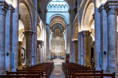 Coimbra, Portekiz - 14 Aralık 2025: Eski Coimbra Katedrali 'nin Gotik Manastırı, Se Velha de Coimbra, Portekiz. Portekiz 'in en önemli Roma binalarından biridir.