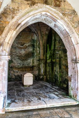 Coimbra, Portekiz - 14 Aralık 2025: Eski Coimbra Katedrali 'nin Gotik Manastırı, Se Velha de Coimbra, Portekiz. Portekiz 'in en önemli Roma binalarından biridir.