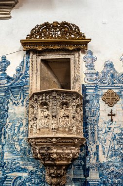 Coimbra, Portekiz - 15 Aralık 2025: Coimbra, Portekiz 'deki Santa Cruz Manastırı. 1131 'de kuruldu ve Portekiz' in ilk iki kralının mezarlarını içeriyor..