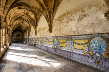 Coimbra, Portekiz - 15 Aralık 2025: Coimbra, Portekiz 'deki Santa Cruz Manastırı ve Kilisesi Manastırı. Santa Cruz Kilisesi Portekiz 'in en büyüleyici dini binalarından biridir.