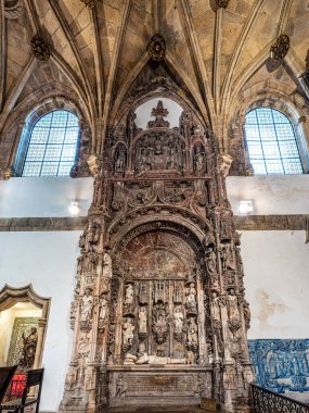 Coimbra, Portekiz - 15 Aralık 2025: Coimbra, Portekiz 'deki Santa Cruz Manastırı' nın mezarları. 1131 'de kuruldu ve Portekiz' in ilk iki kralının mezarlarını içeriyor..